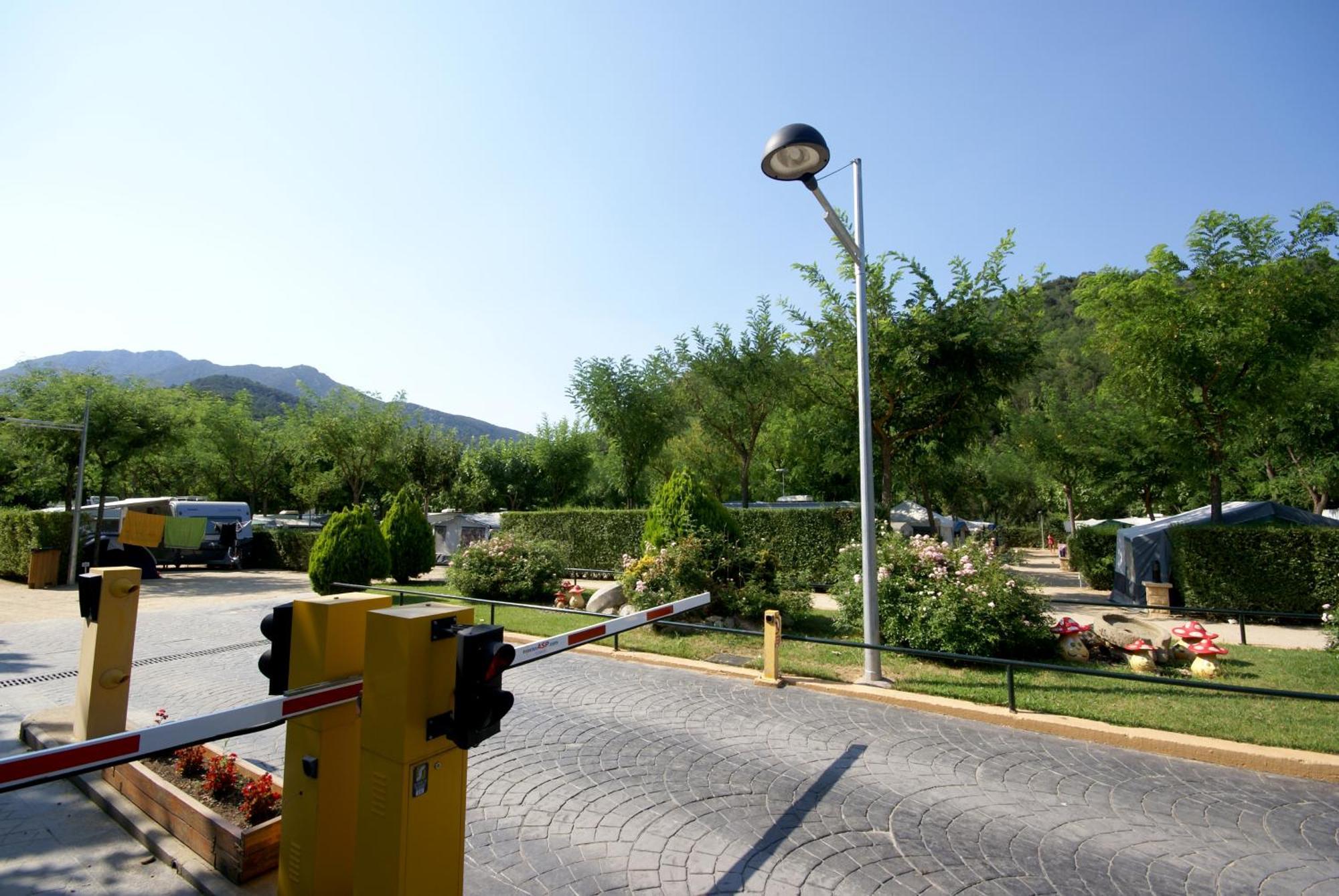 فندق Camping Bassegoda Park Albanya المظهر الخارجي الصورة
